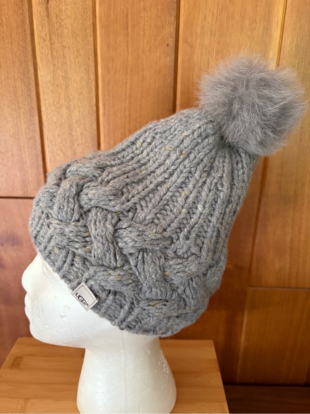 UGG Gray Knit Pom Beanie. One Size. 70% Wool. Warm & Cozy & Cute!